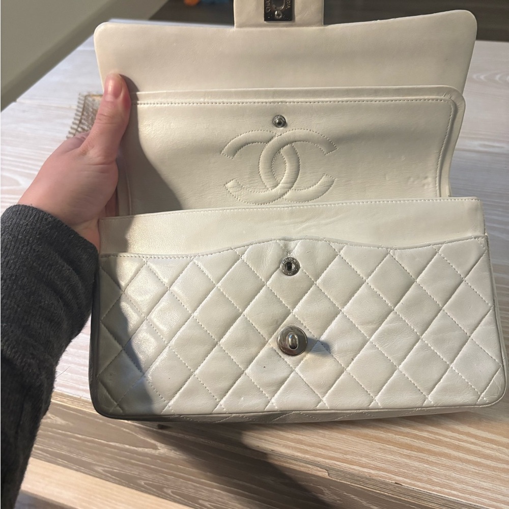 Chanel Classic Flap White Size Medium - Picture 5 of 16